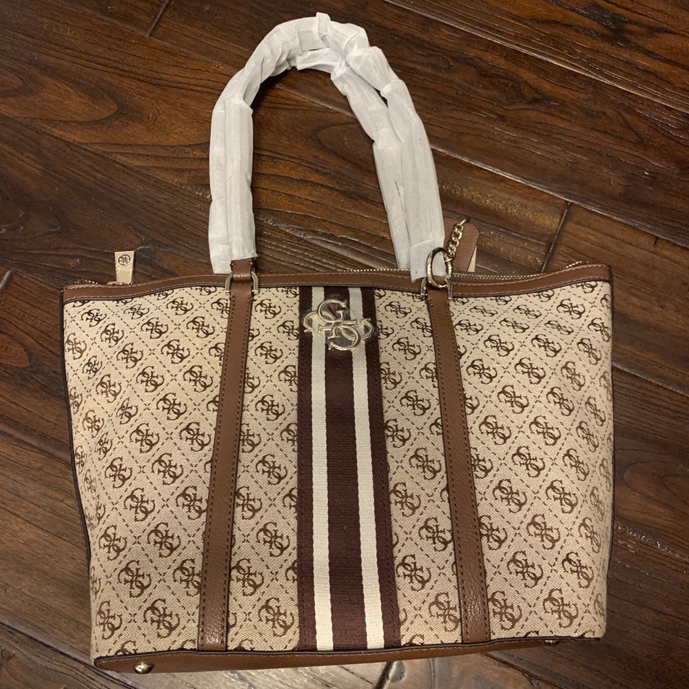 GUESS BAG AND TOTE